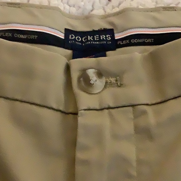 Men’s Dockers khakis 32 x 30. Flat front.  Front & back pockets. See pictures. - Picture 3 of 9